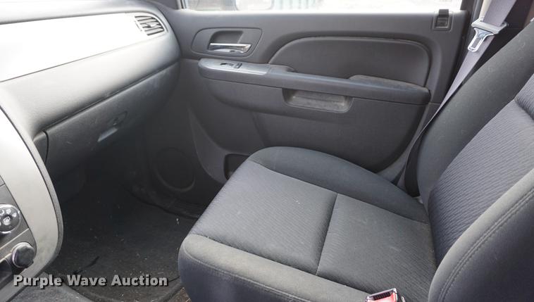 image for item L4803 2011 Chevrolet Suburban 2500 SUV