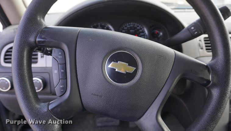 image for item L4803 2011 Chevrolet Suburban 2500 SUV