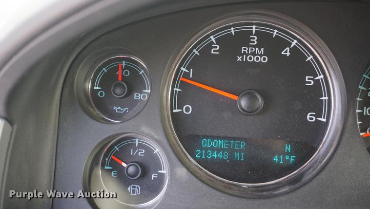 image for item L4803 2011 Chevrolet Suburban 2500 SUV