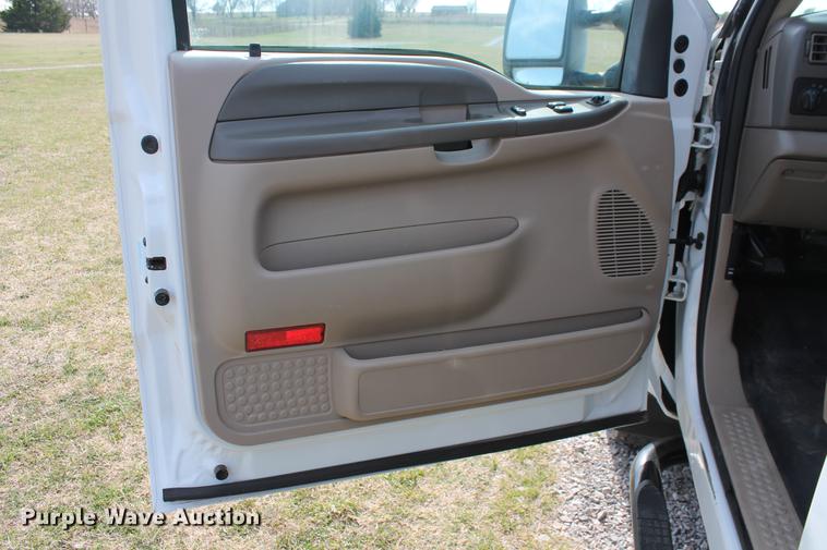 image for item AP9336 2004 Ford F350 Super Duty XLT flatbed pickup truck