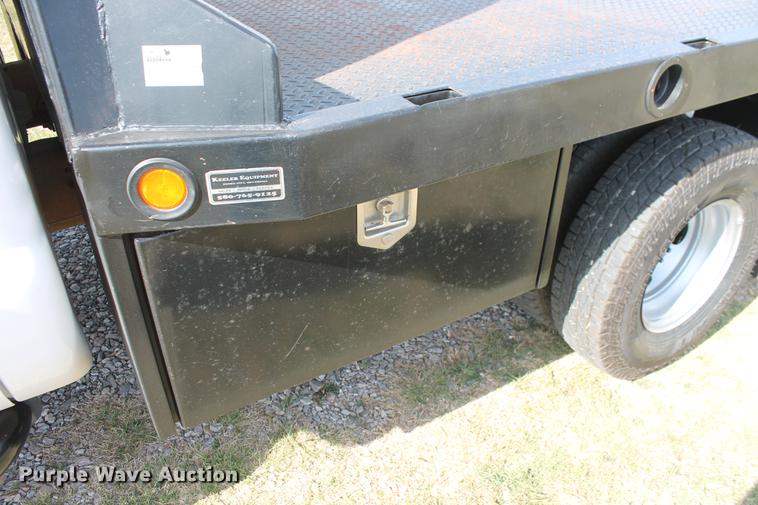 image for item AP9336 2004 Ford F350 Super Duty XLT flatbed pickup truck