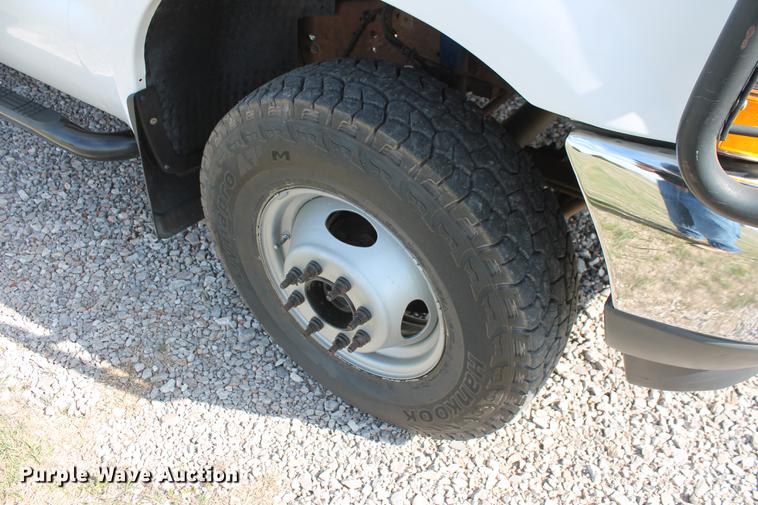 image for item AP9336 2004 Ford F350 Super Duty XLT flatbed pickup truck