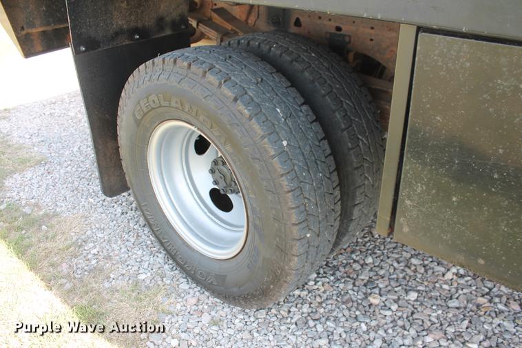 image for item AP9336 2004 Ford F350 Super Duty XLT flatbed pickup truck