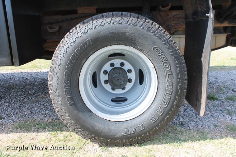 image for item AP9336 2004 Ford F350 Super Duty XLT flatbed pickup truck