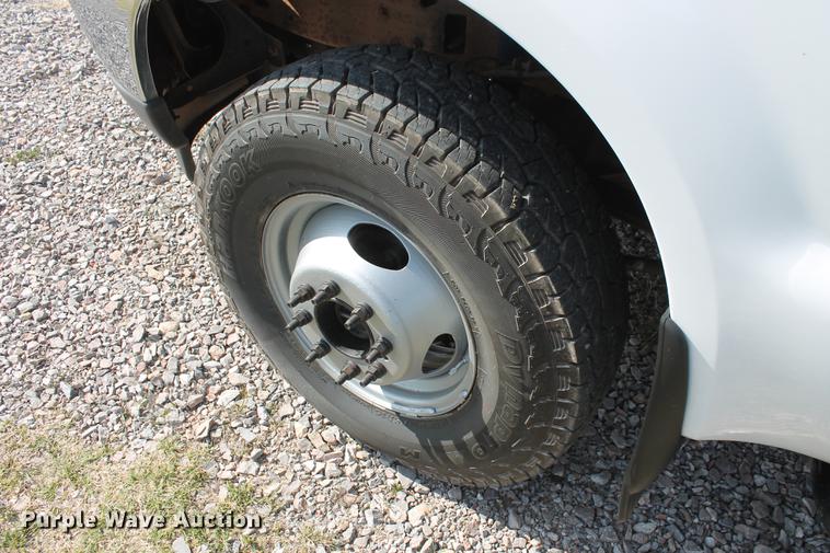 image for item AP9336 2004 Ford F350 Super Duty XLT flatbed pickup truck