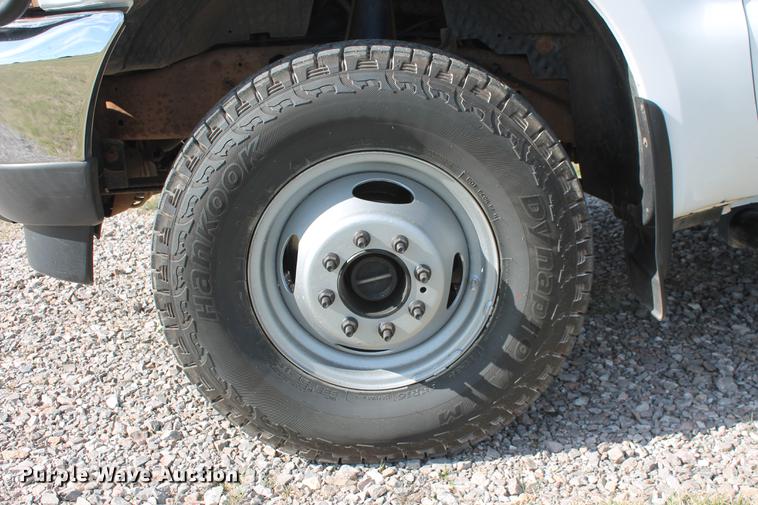 image for item AP9336 2004 Ford F350 Super Duty XLT flatbed pickup truck