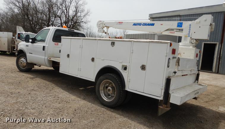 image for item DC0411 2002 Ford F550 Super Duty XL service truck with crane