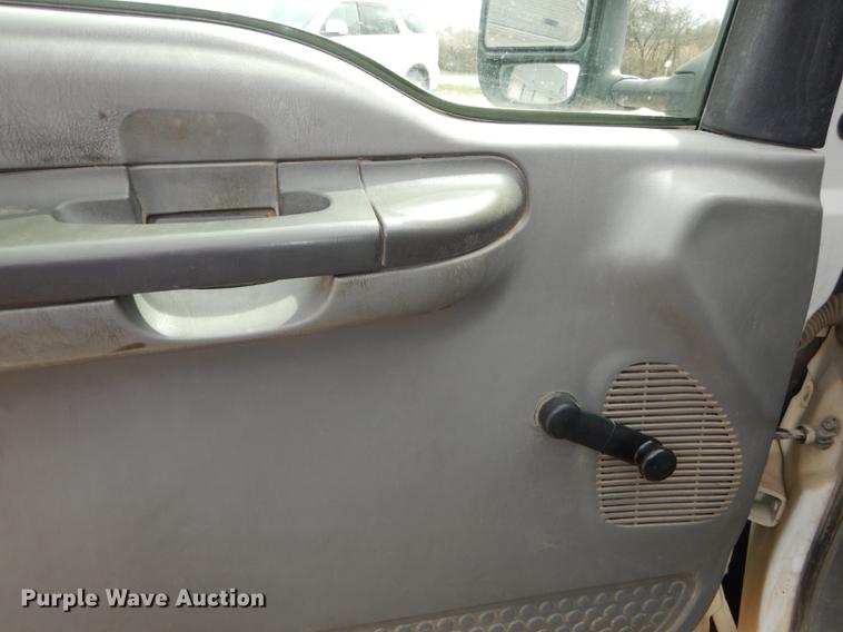 image for item DC0411 2002 Ford F550 Super Duty XL service truck with crane