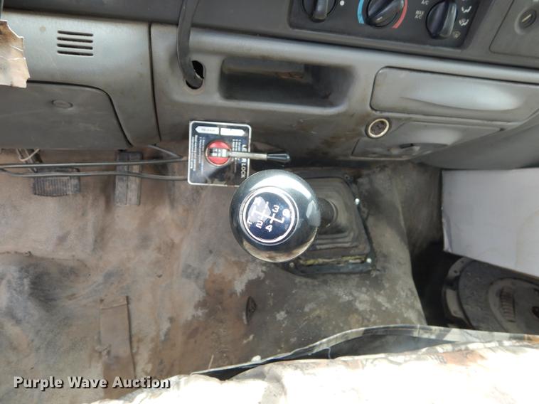 image for item DC0411 2002 Ford F550 Super Duty XL service truck with crane