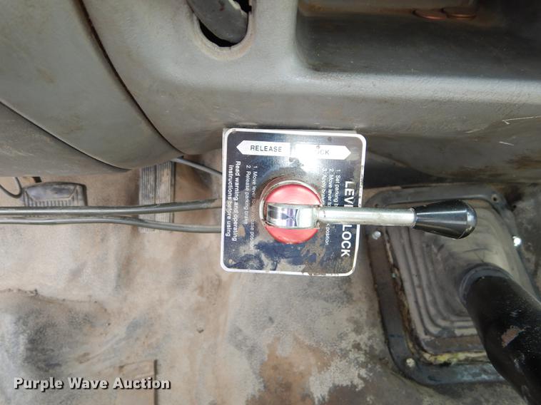 image for item DC0411 2002 Ford F550 Super Duty XL service truck with crane