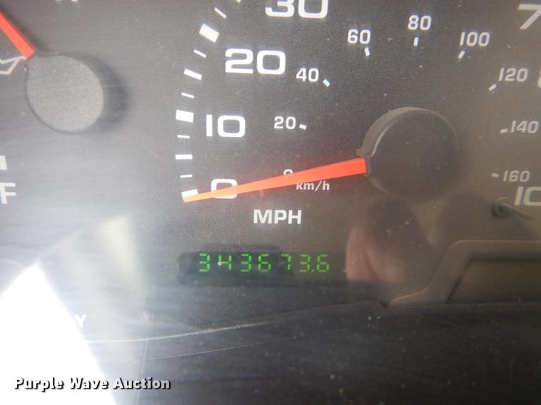 image for item DC0411 2002 Ford F550 Super Duty XL service truck with crane