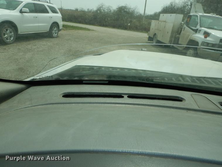 image for item DC0411 2002 Ford F550 Super Duty XL service truck with crane