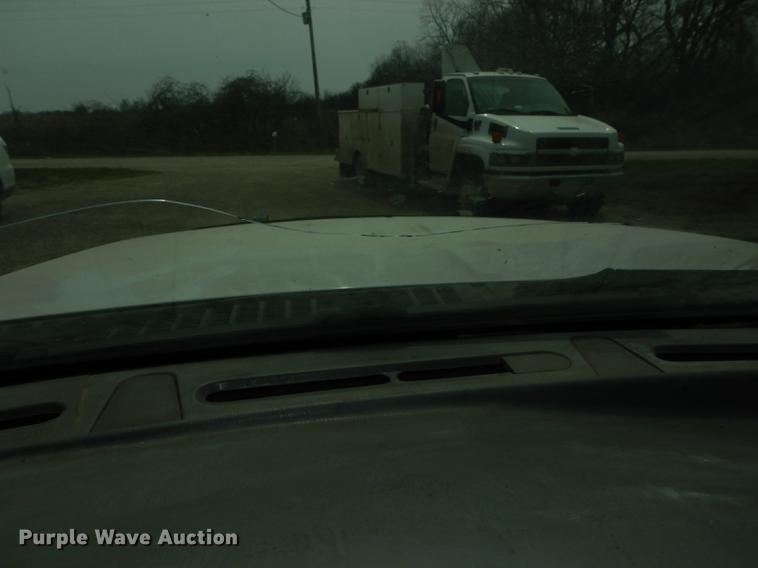 image for item DC0411 2002 Ford F550 Super Duty XL service truck with crane