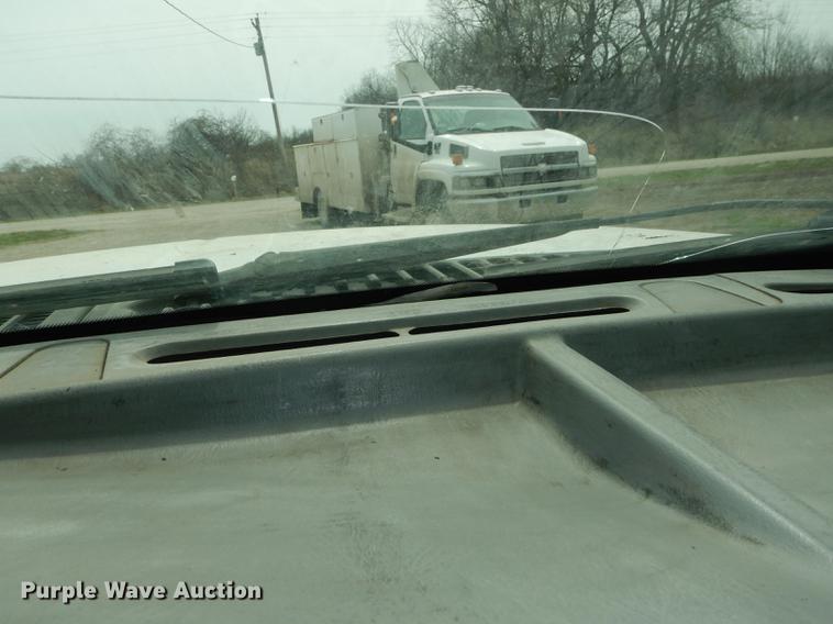 image for item DC0411 2002 Ford F550 Super Duty XL service truck with crane