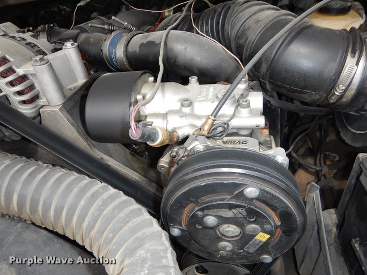 image for item DC0411 2002 Ford F550 Super Duty XL service truck with crane