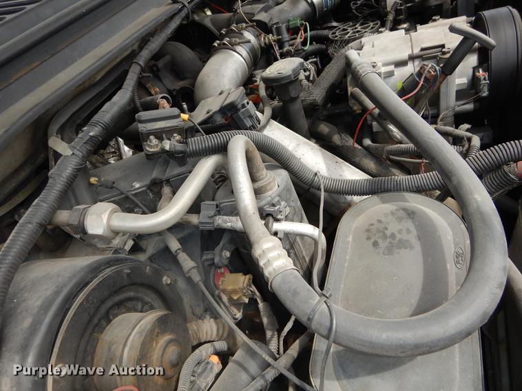 image for item DC0411 2002 Ford F550 Super Duty XL service truck with crane