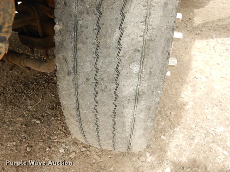 image for item DC0411 2002 Ford F550 Super Duty XL service truck with crane