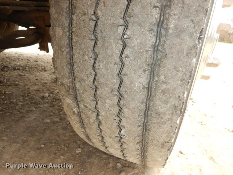 image for item DC0411 2002 Ford F550 Super Duty XL service truck with crane