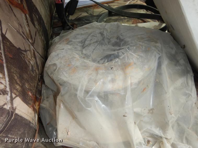 image for item DC0411 2002 Ford F550 Super Duty XL service truck with crane