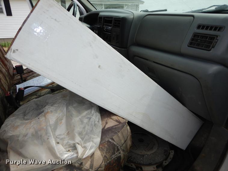 image for item DC0411 2002 Ford F550 Super Duty XL service truck with crane