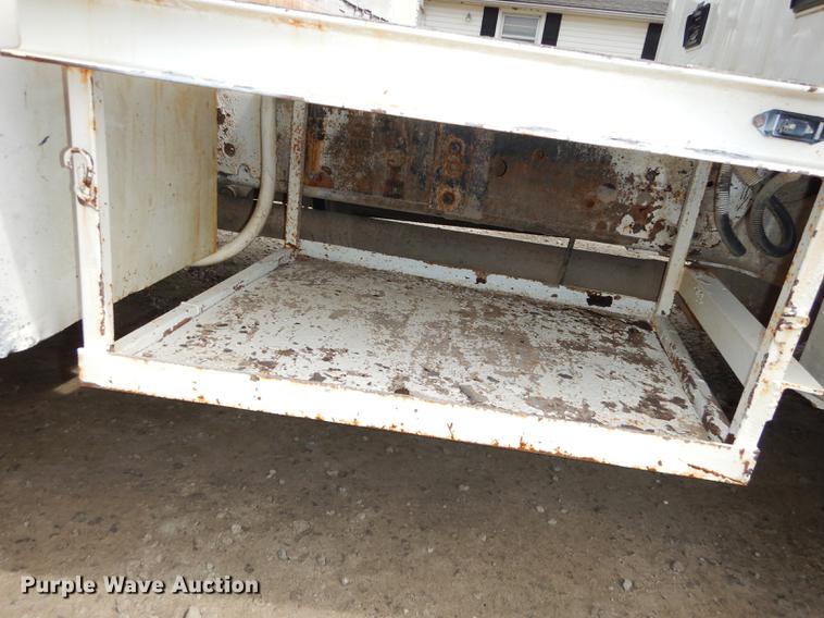 image for item DC0411 2002 Ford F550 Super Duty XL service truck with crane