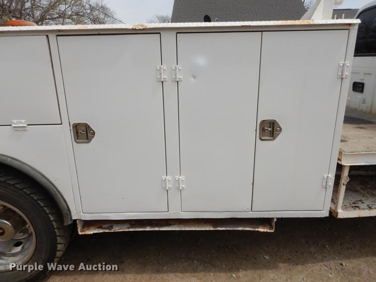 image for item DC0411 2002 Ford F550 Super Duty XL service truck with crane