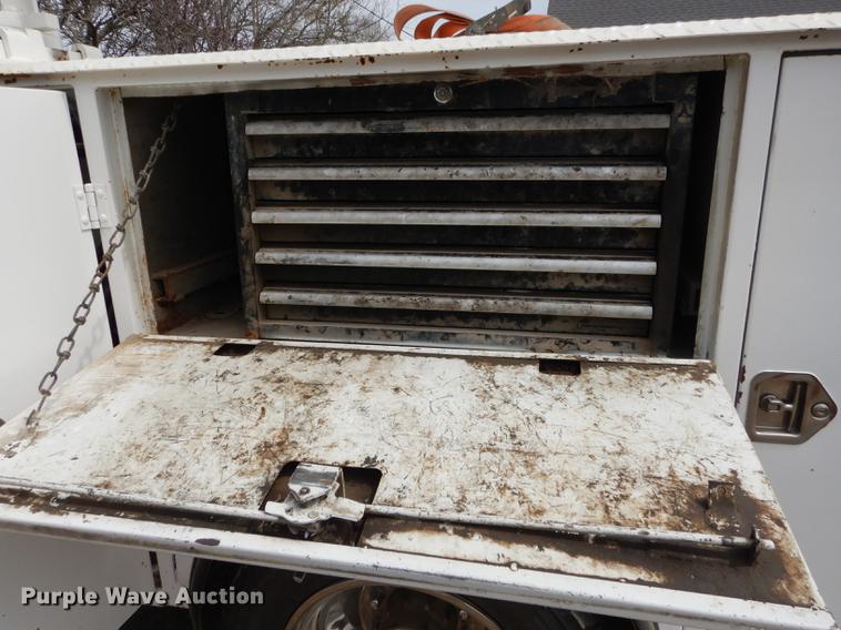 image for item DC0411 2002 Ford F550 Super Duty XL service truck with crane