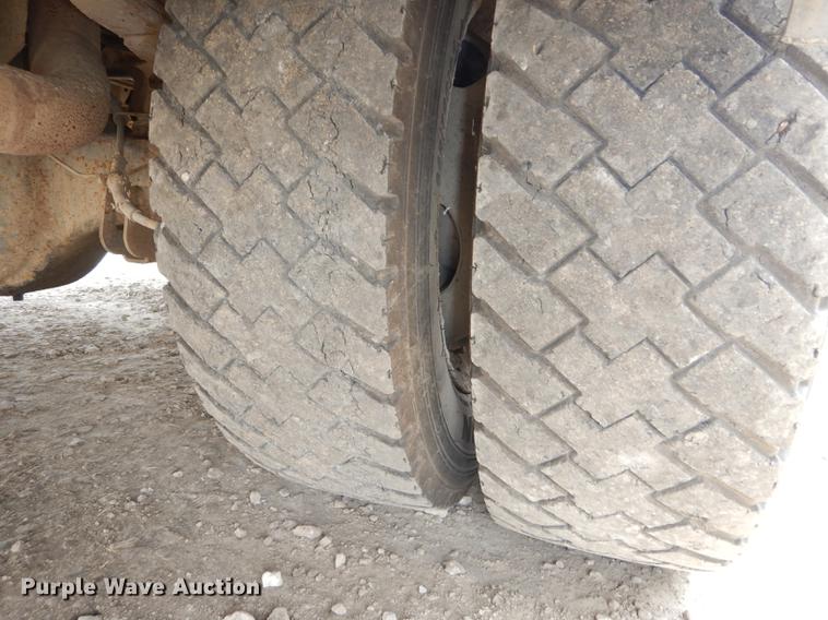 image for item DC0411 2002 Ford F550 Super Duty XL service truck with crane