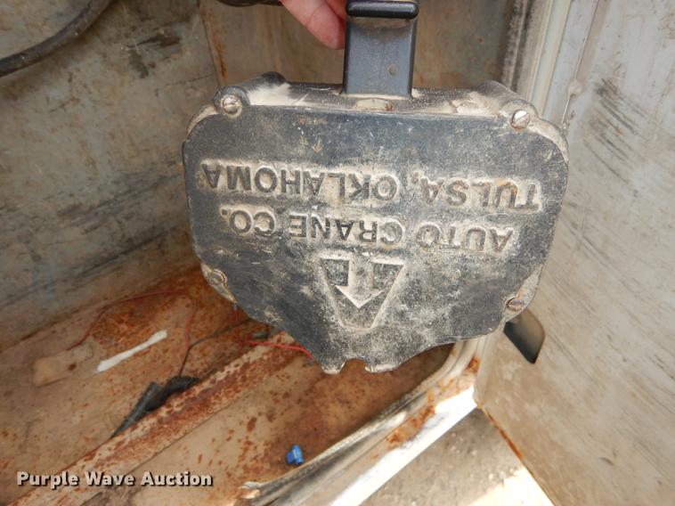 image for item DC0411 2002 Ford F550 Super Duty XL service truck with crane