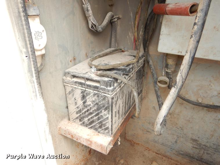 image for item DC0411 2002 Ford F550 Super Duty XL service truck with crane