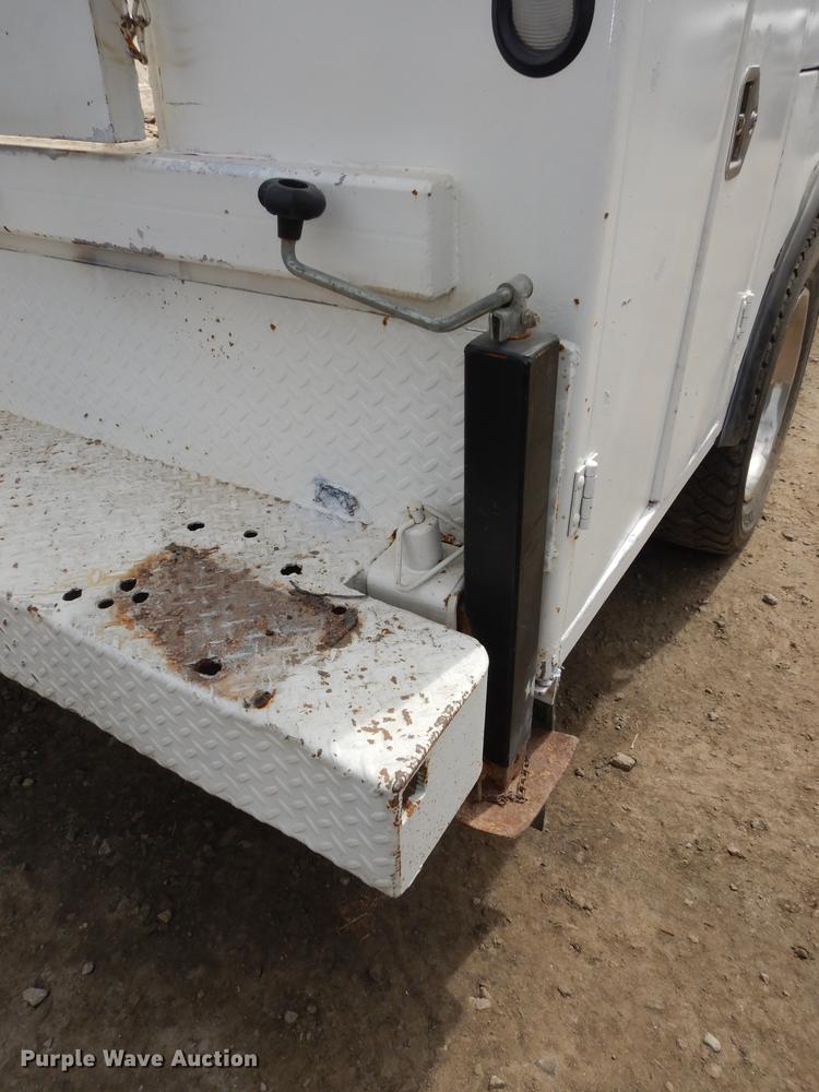 image for item DC0411 2002 Ford F550 Super Duty XL service truck with crane