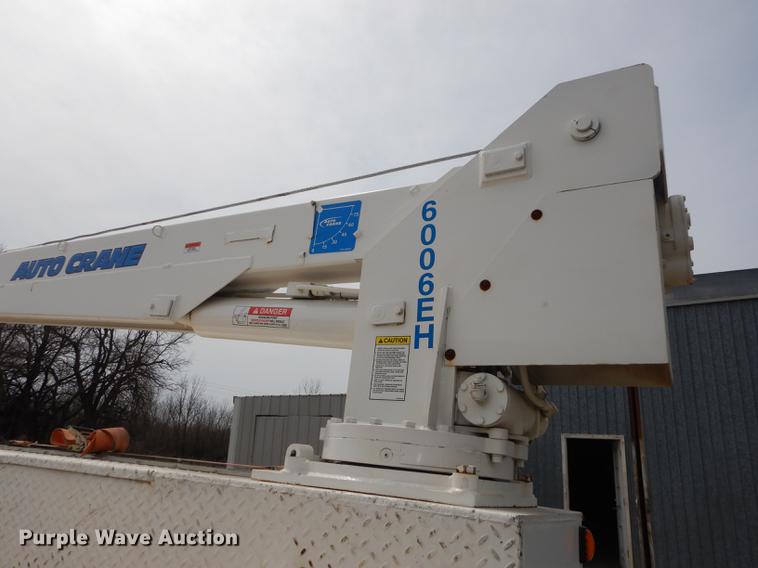 image for item DC0411 2002 Ford F550 Super Duty XL service truck with crane