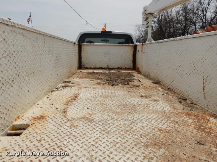 image for item DC0411 2002 Ford F550 Super Duty XL service truck with crane