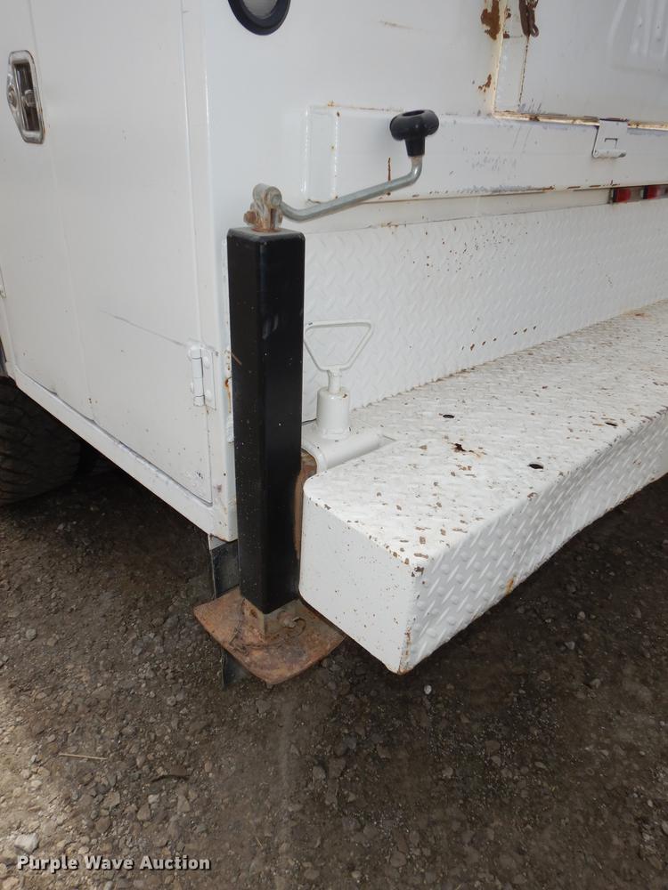 image for item DC0411 2002 Ford F550 Super Duty XL service truck with crane