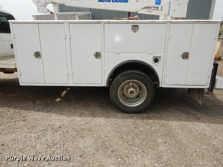 image for item DC0411 2002 Ford F550 Super Duty XL service truck with crane