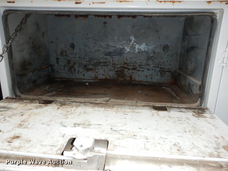 image for item DC0411 2002 Ford F550 Super Duty XL service truck with crane