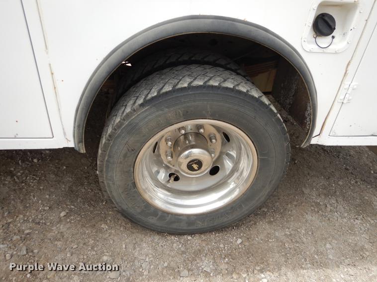 image for item DC0411 2002 Ford F550 Super Duty XL service truck with crane