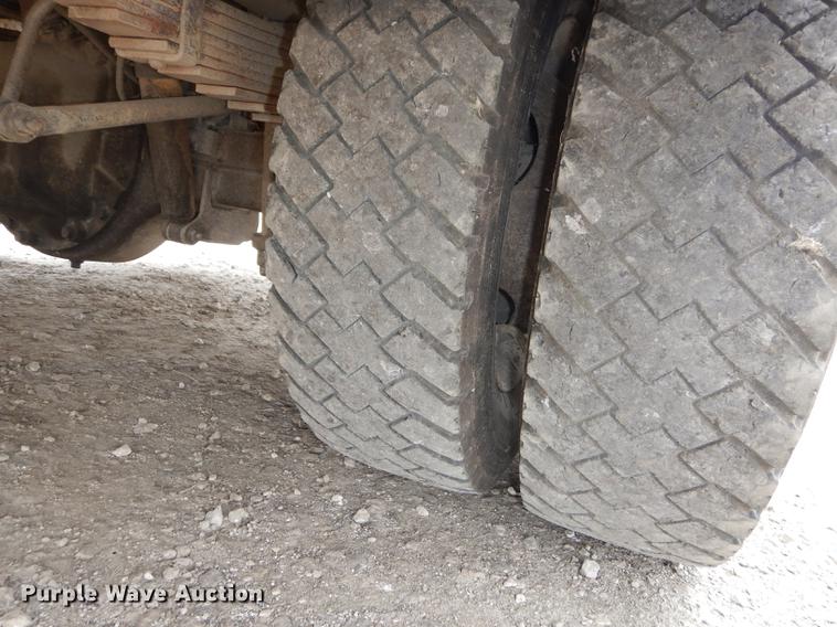 image for item DC0411 2002 Ford F550 Super Duty XL service truck with crane