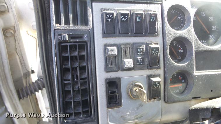 image for item DC3033 1994 Freightliner FL70 semi truck