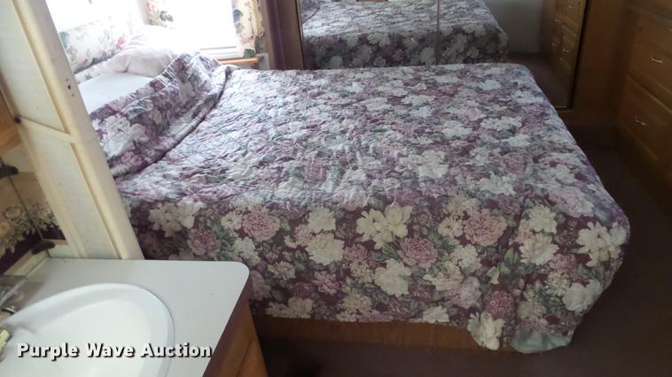 image for item DC3051 2000 Royalite R34BW camper