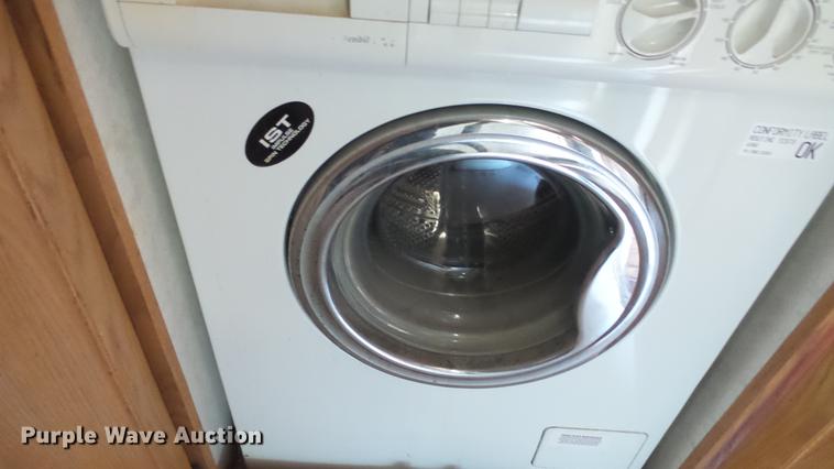 image for item DC3051 2000 Royalite R34BW camper