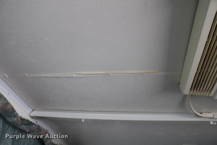 image for item DC7600 2002 Coleman Fairlake camper