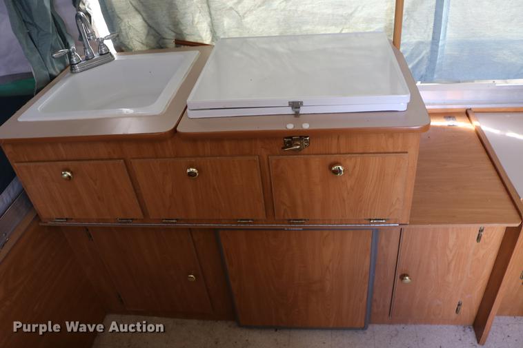 image for item DC7600 2002 Coleman Fairlake camper