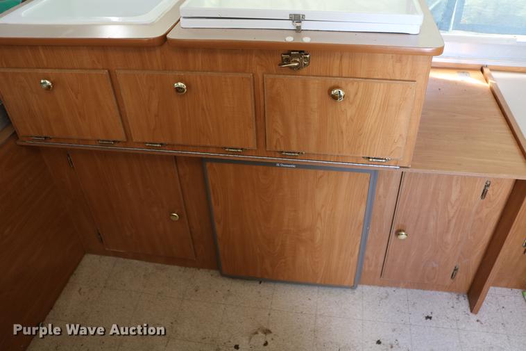 image for item DC7600 2002 Coleman Fairlake camper