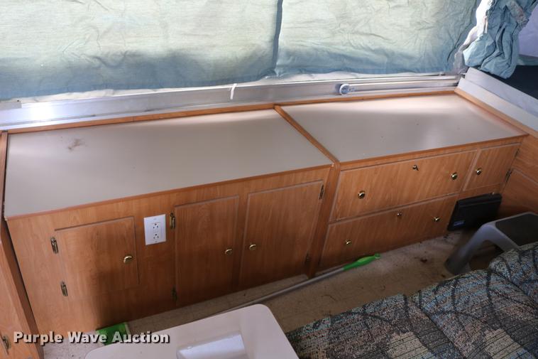 image for item DC7600 2002 Coleman Fairlake camper