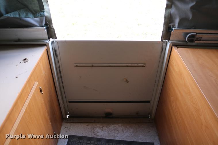 image for item DC7600 2002 Coleman Fairlake camper