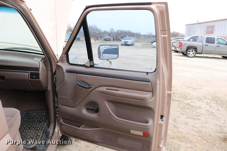 image for item DC7621 1997 Ford F350 Crew Cab flatbed pickup truck