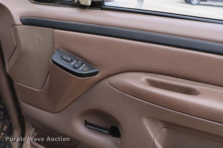 image for item DC7621 1997 Ford F350 Crew Cab flatbed pickup truck