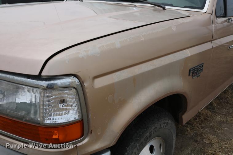 image for item DC7621 1997 Ford F350 Crew Cab flatbed pickup truck