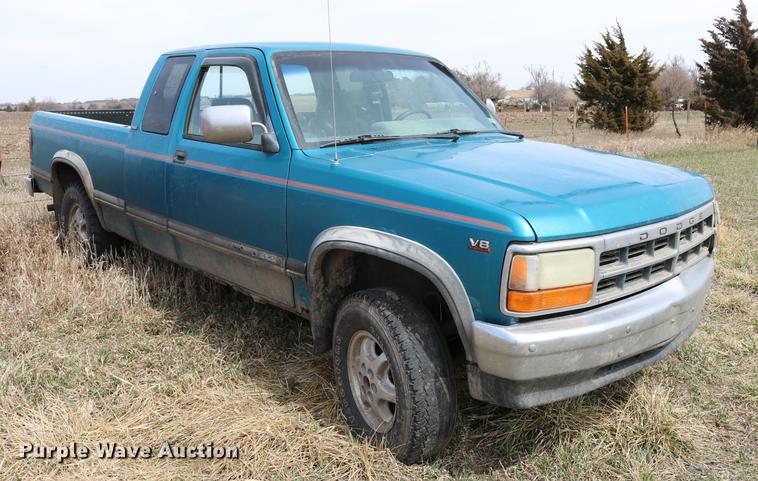 image for item DC7647 1994 Dodge Dakota Club Cab pickup truck